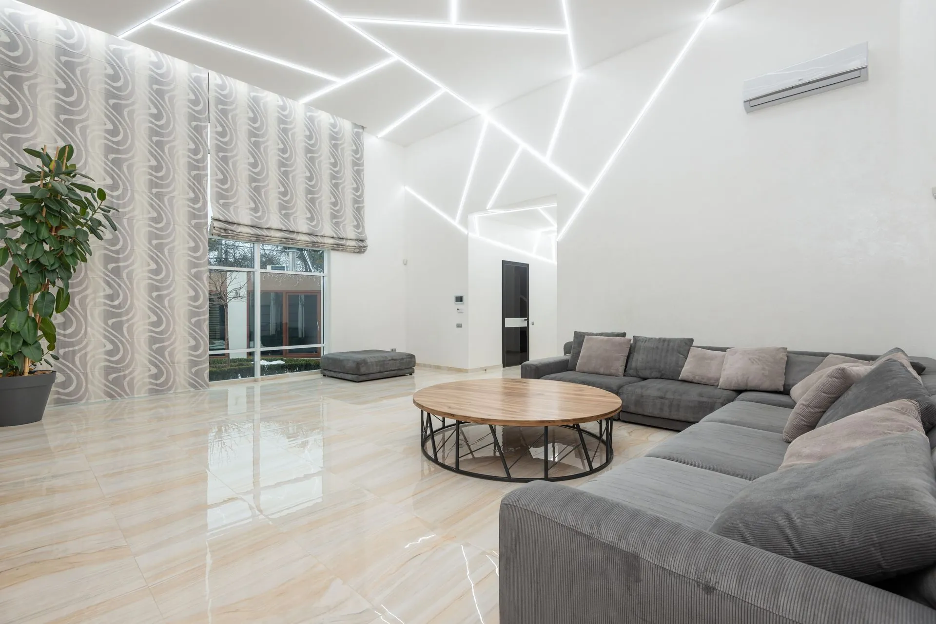 Sala ampla com rasgos de luz desenhando o teto de gesso
